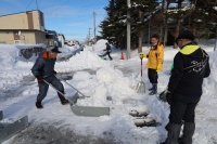 投雪の様子（増毛町流雪溝）